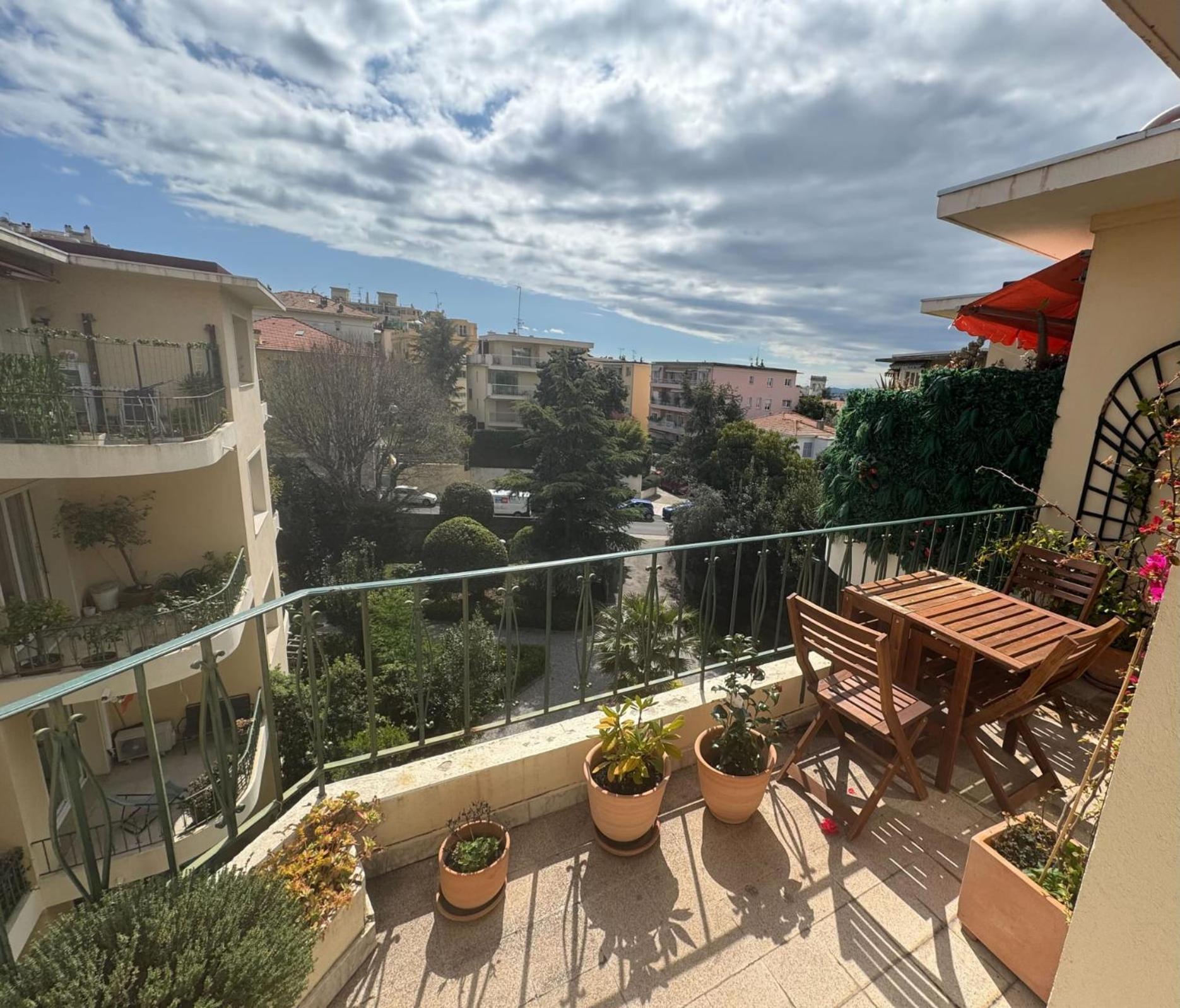 Beautiful T2 With Balcony Near Downtown Nice